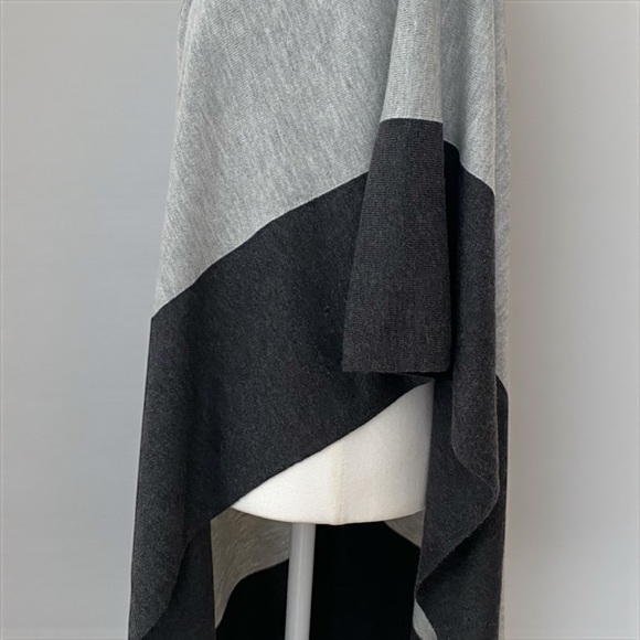 LOFT Sweater Knit Soft Grey & Charcoal Colorblock Poncho One Size - Picture 6 of 12